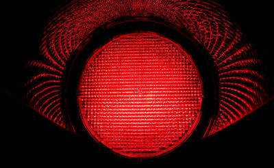 Chữa cận với liệu pháp ánh sáng đỏ: Thử thách, tương lai và giải pháp