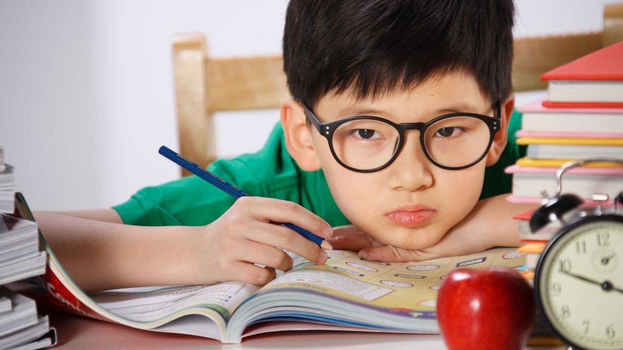 Đeo kính Ortho-K giúp bé thoải mái trong sinh hoạt