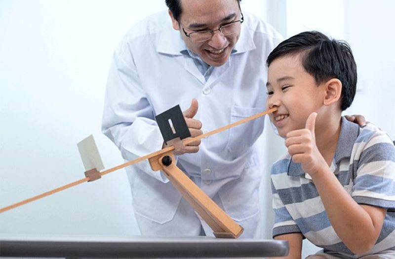Trẻ cần được đi khám bác sĩ chuyên khoa mắt để xác định dấu hiệu nhược thị