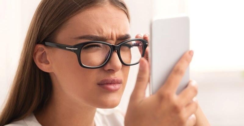 Cận thị đeo kính có bị lồi mắt không?