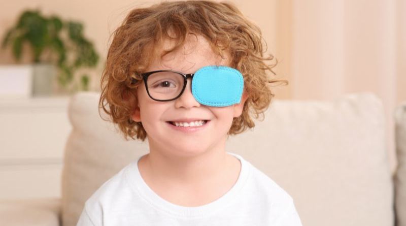 Hướng dẫn tháo miếng bịt mắt đúng cách cho trẻ
