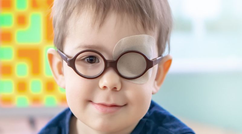Điều trị nhược thị bằng chỉnh quang và che mắt