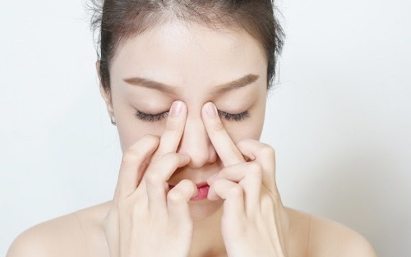 Khi thực hiện bài tập xoa mắt