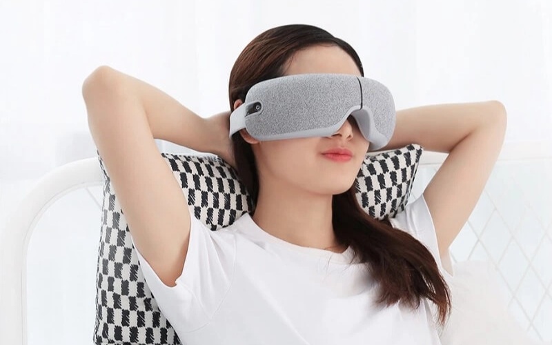 Sử dụng máy massage mắt