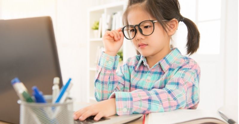 Đeo kính kiểm soát cận thị Stellest đúng cách